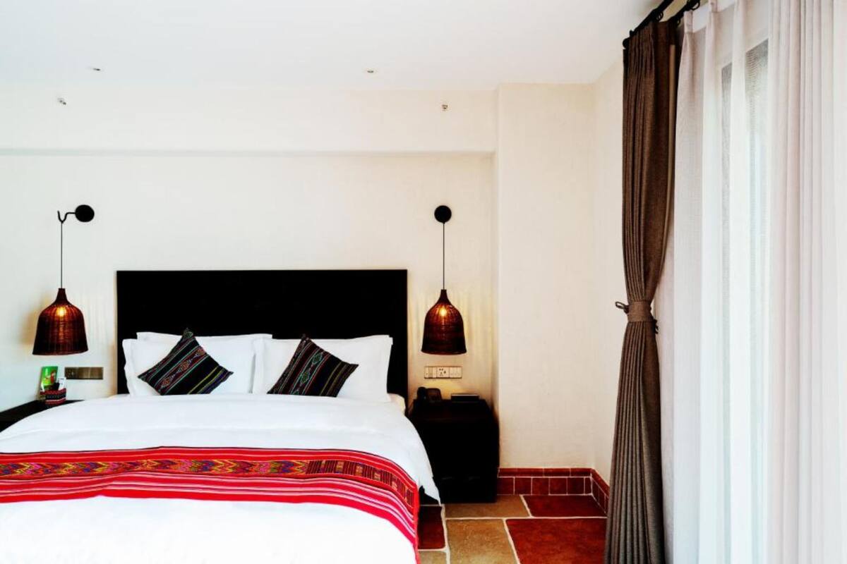 Phòng đôi Deluxe | Chăn bông, minibar, két bảo mật tại phòng, bàn 