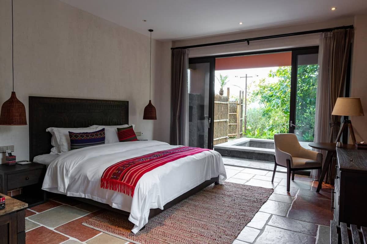 Chăn bông, minibar, két bảo mật tại phòng, bàn 