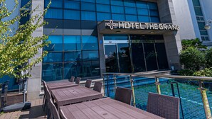 A hotel with a modern facade, large windows, and a sign reading "HOTEL THE BRANG". - Hotel The Grang Jungmun (Seogwipo)