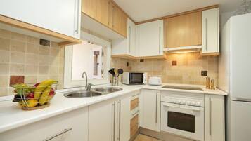 Jääkaappi, mikroaaltouuni, uuni, syöttötuoli