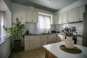 Fridge, oven, stovetop, coffee/tea maker