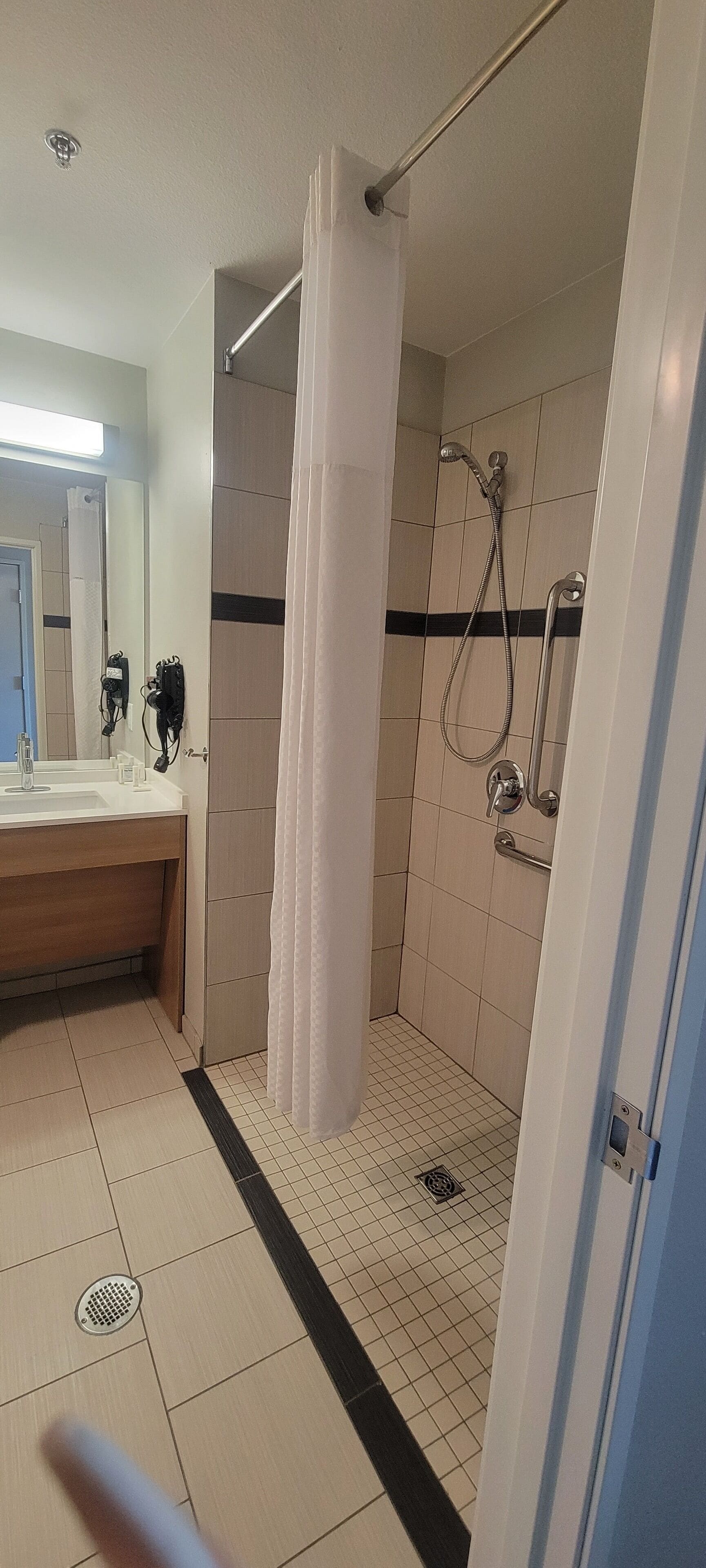 room, 1 queen bed, accessible, non smoking (mobility) | bathroom | combined shower/bathtub, towels