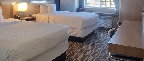 Kamar, 2 Tempat Tidur Queen, Bebas Asap Rokok | Meja kerja, setrika/meja setrika, Wi-Fi gratis, dan seprai linen