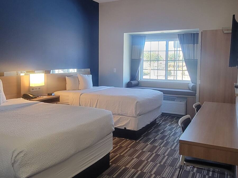 Camera, 2 letti queen, non fumatori | Una scrivania, ferro/asse da stiro, Wi-Fi gratuito, lenzuola