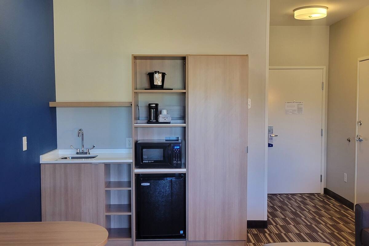 studio suite, 1 queen bed, non smoking | desk, iron/ironing board, free wifi, bed sheets