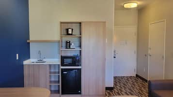 Suite estudio, 1 cama Queen size, para no fumadores | Escritorio, tabla de planchar con plancha, wifi gratis y ropa de cama