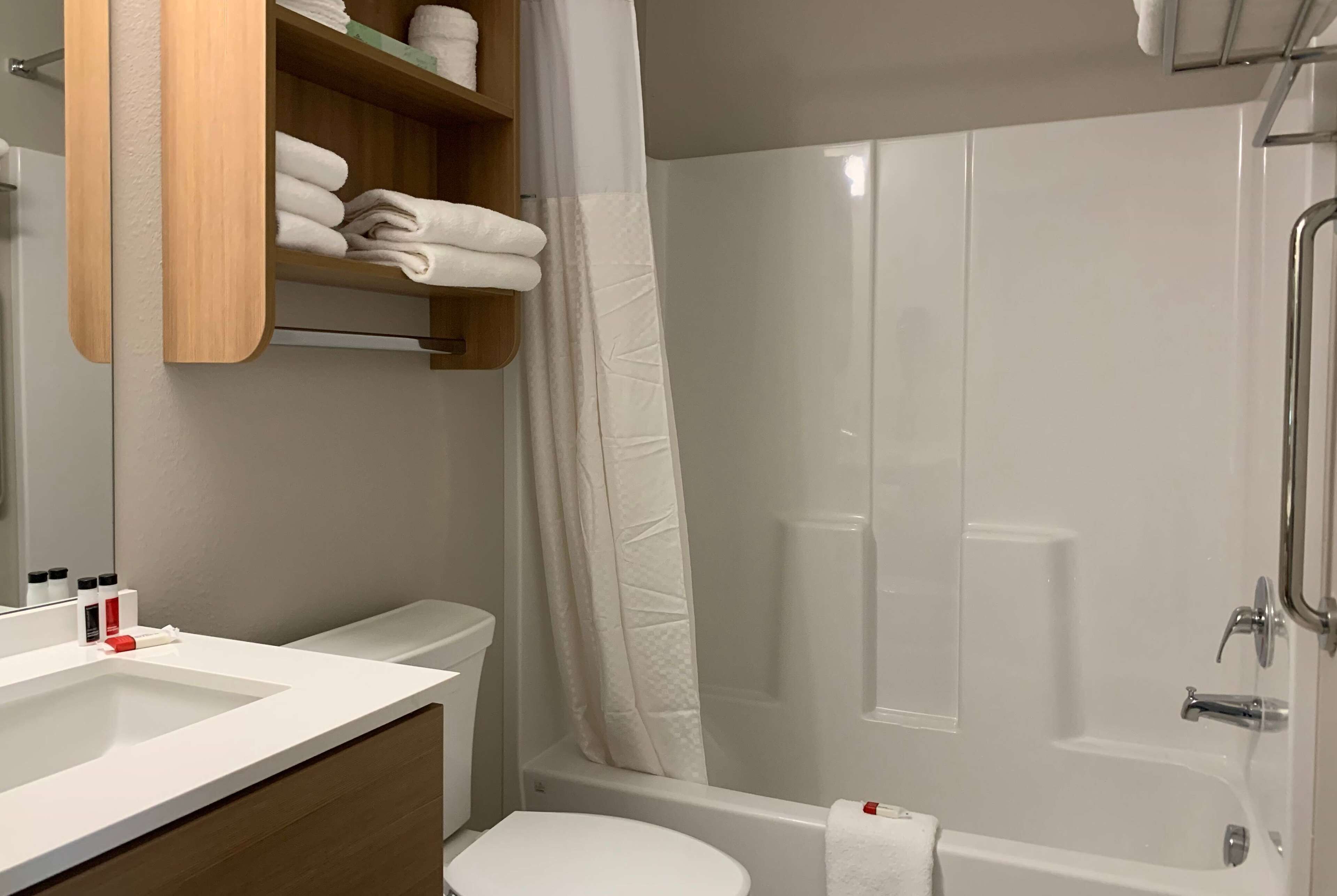 combined shower/bathtub, towels