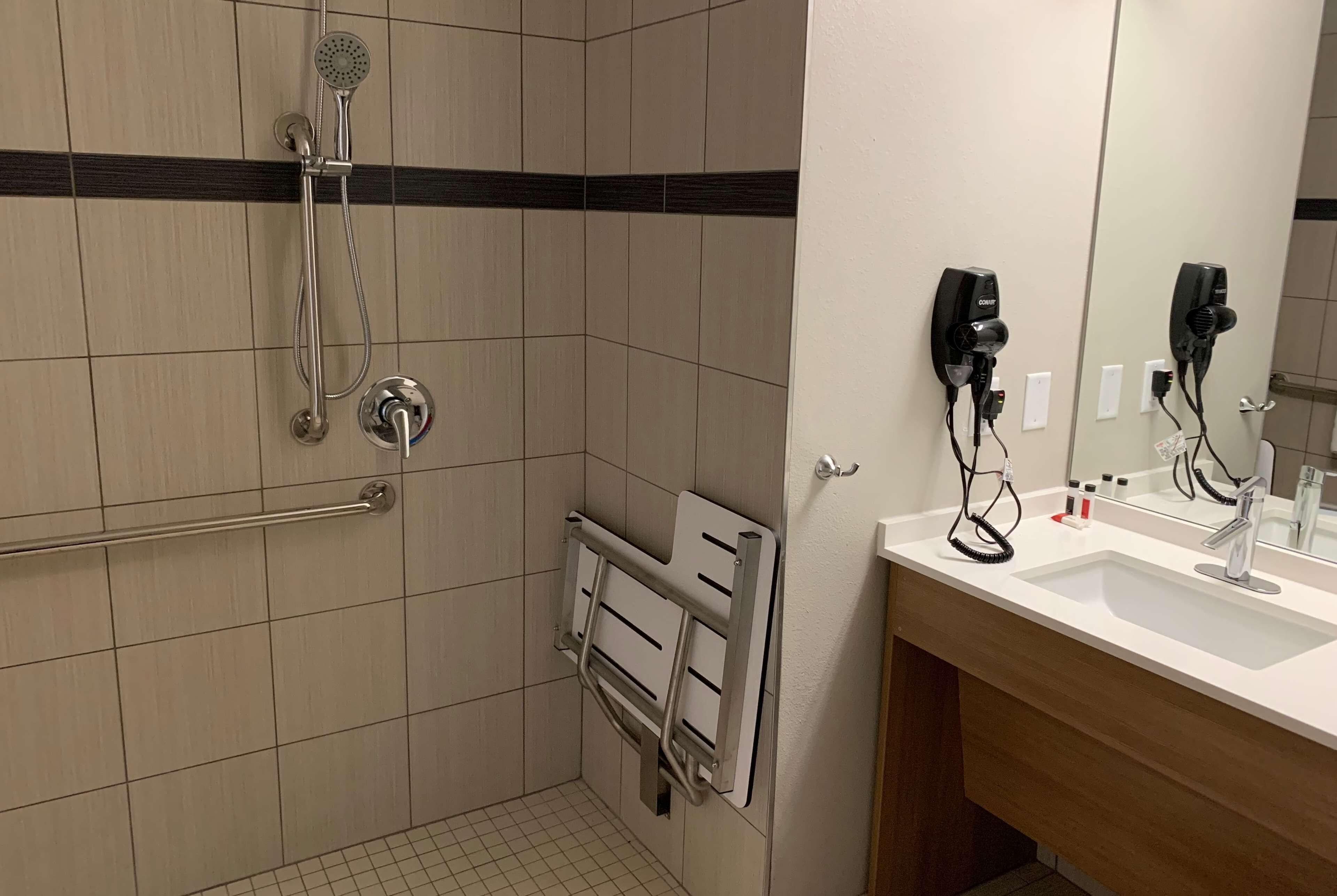 combined shower/bathtub, towels