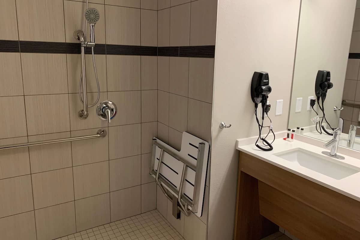 combined shower/bathtub, towels