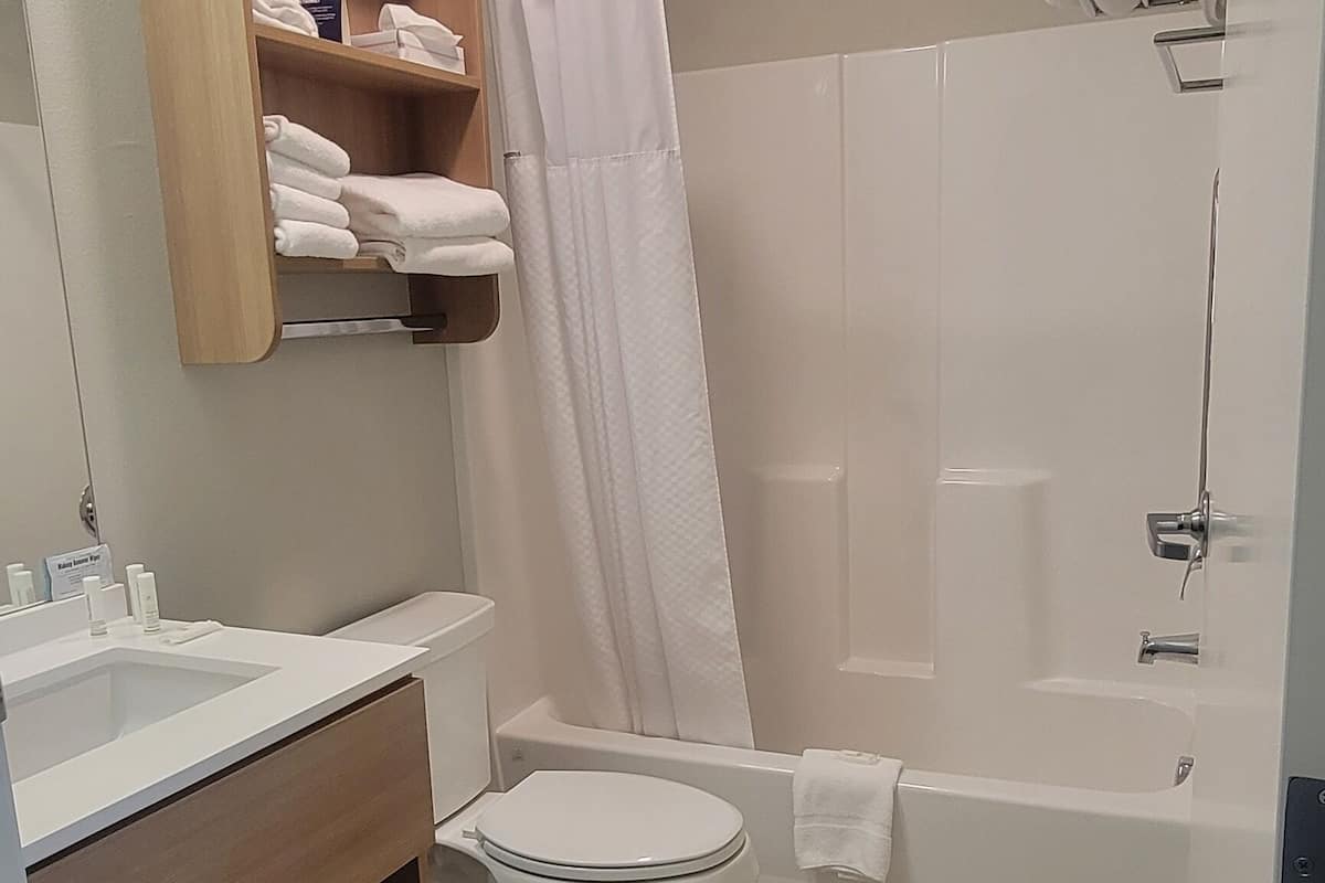 room, 1 queen bed, non smoking | bathroom | combined shower/bathtub, towels