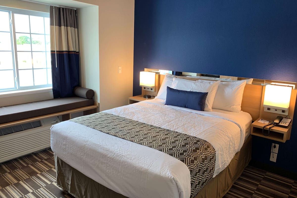 Room, 1 Queen Bed, Non Smoking | Desk, iron/ironing board, WiFi (free), bed sheets
