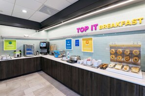 Free daily buffet breakfast  - Tru by Hilton Dallas Downtown Market Center (Dallas)