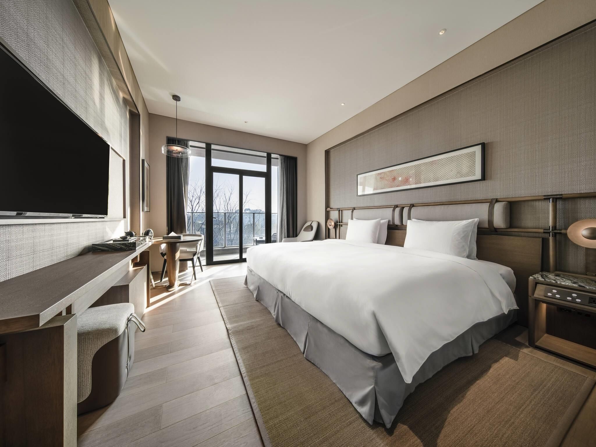 Deluxe Room, 1 King Bed, Garden View | Premium bedding, down comforters, pillowtop beds, minibar