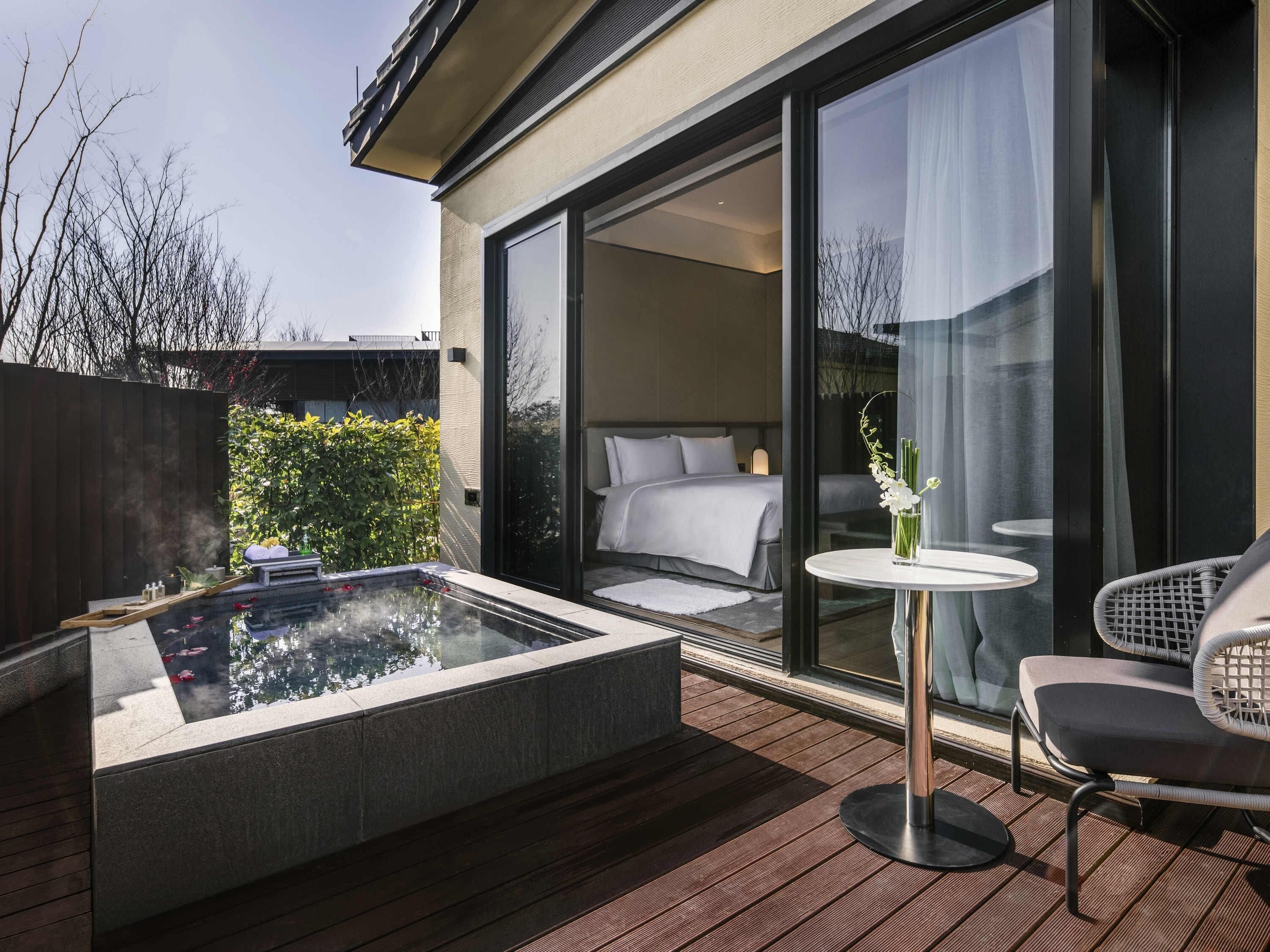 高級寝具、羽毛の掛け布団、ピロートップベッド、ミニバー