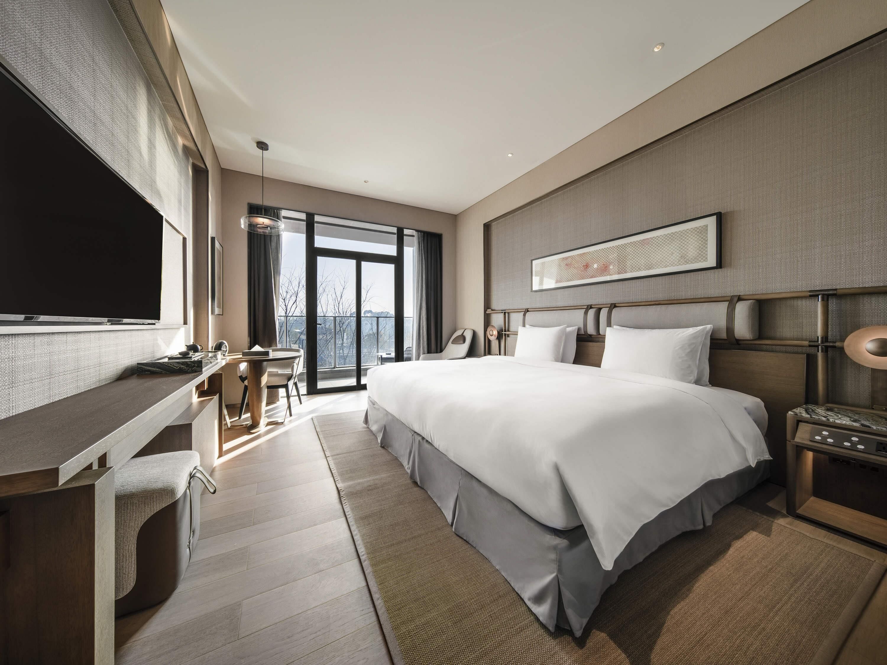 Deluxe Room, 1 King Bed, Garden View | Premium bedding, down comforters, pillowtop beds, minibar