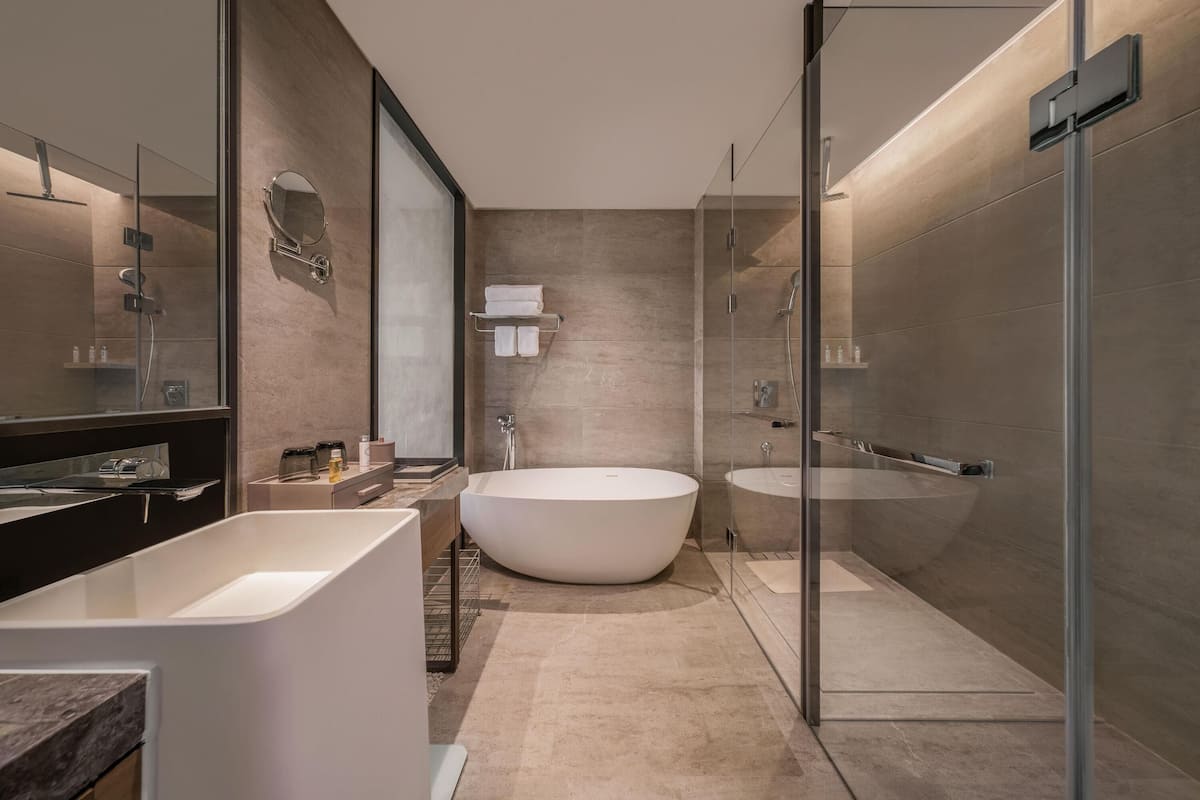 1 bedroom, premium bedding, down comforters, pillowtop beds