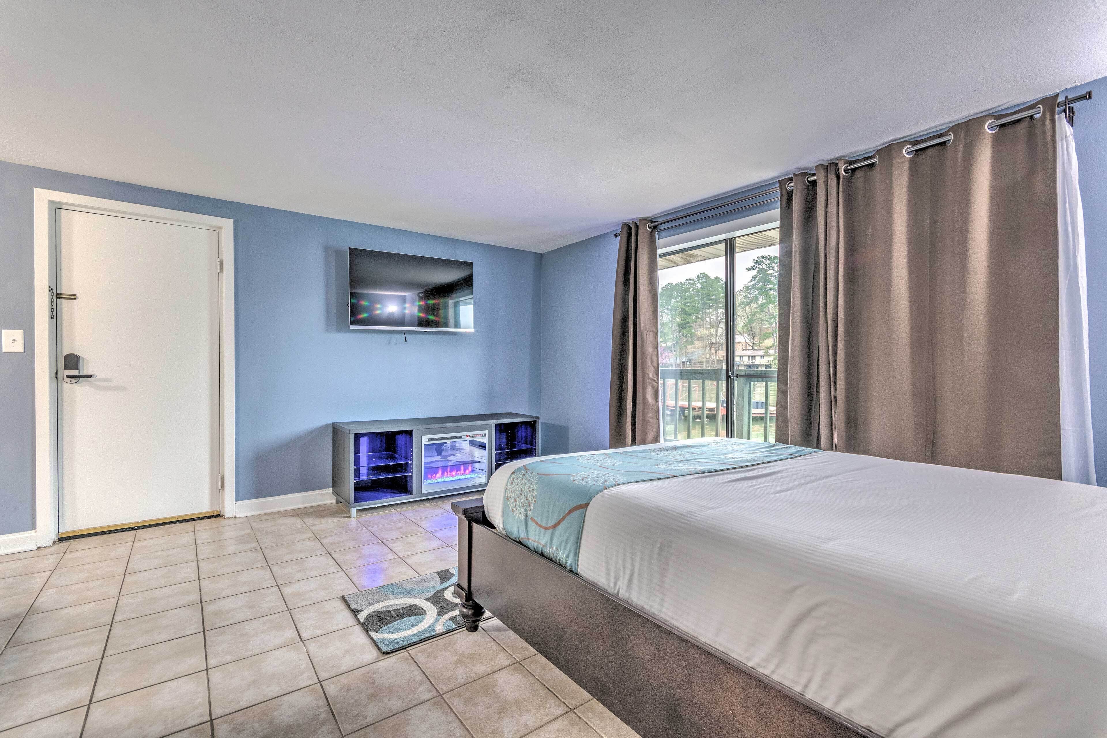 Couple’s Retreat on Lake Hamilton with Boat Ramp!