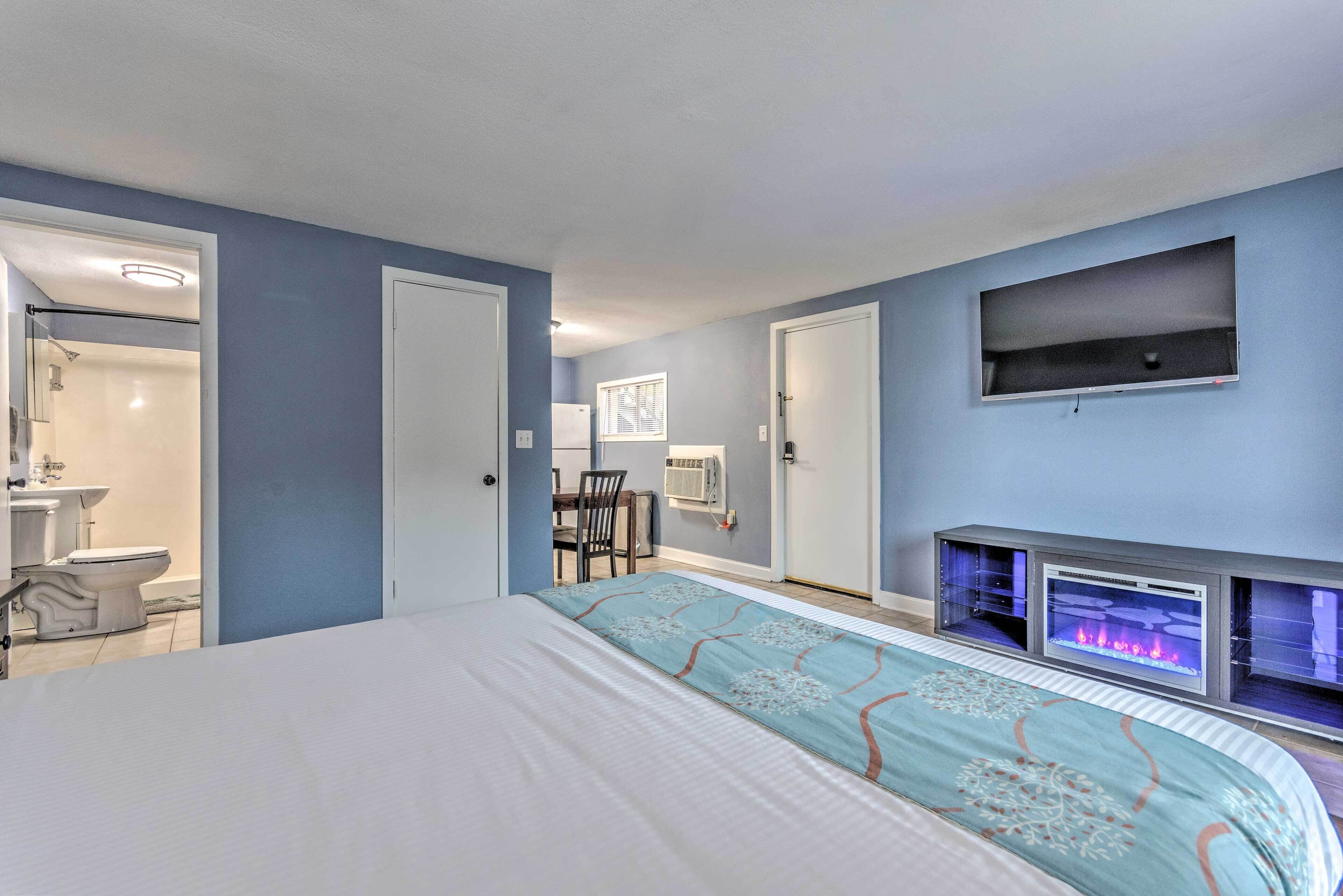 Couple’s Retreat on Lake Hamilton with Boat Ramp!