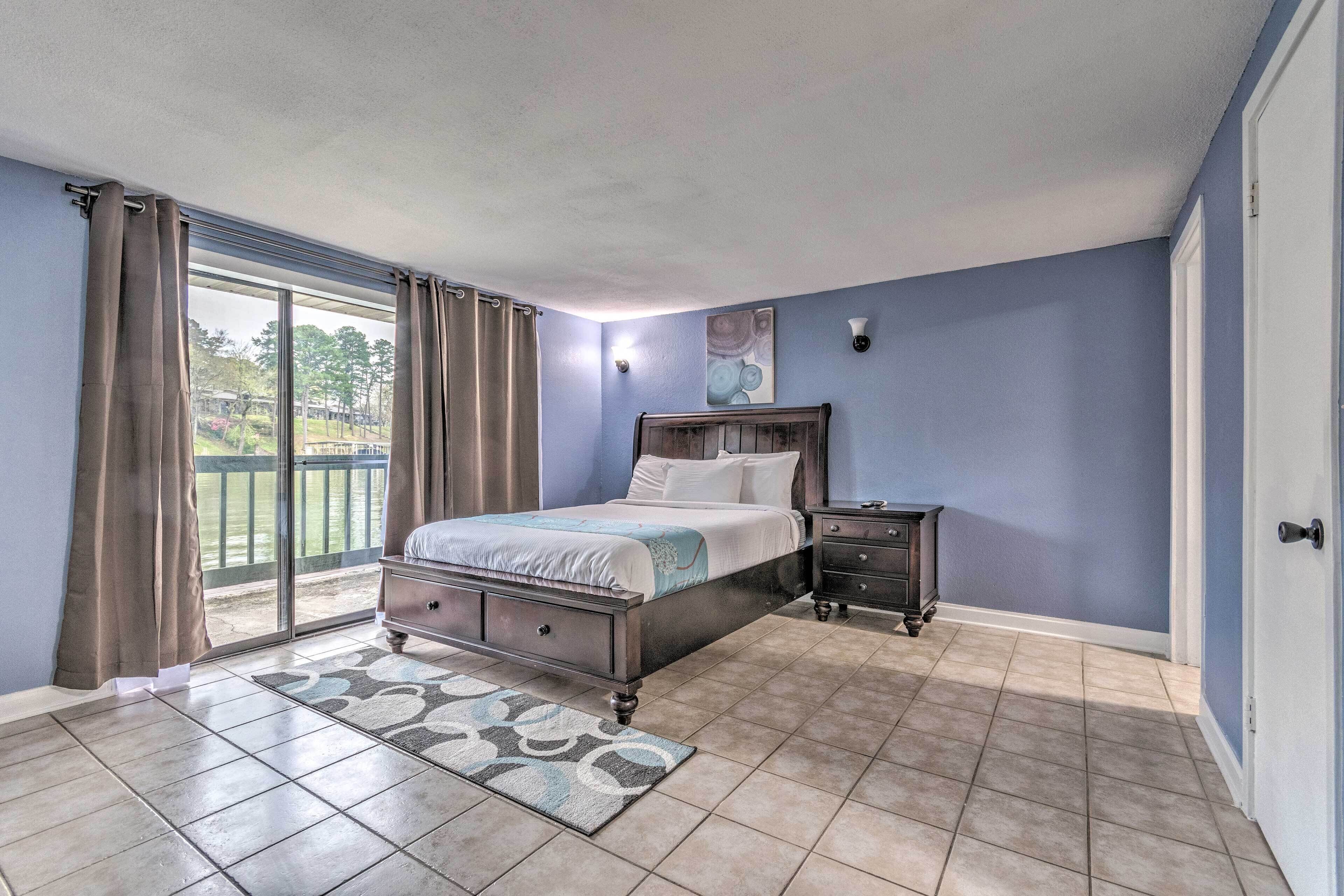 Couple’s Retreat on Lake Hamilton with Boat Ramp!