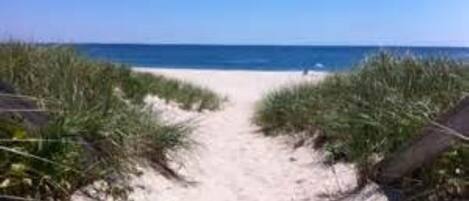 Ubicación cercana a la playa, tumbonas y toallas de playa