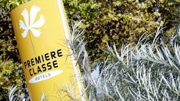 Un cartello giallo con il testo "PREMIERE CLASSE HOTELS" in caratteri neri.