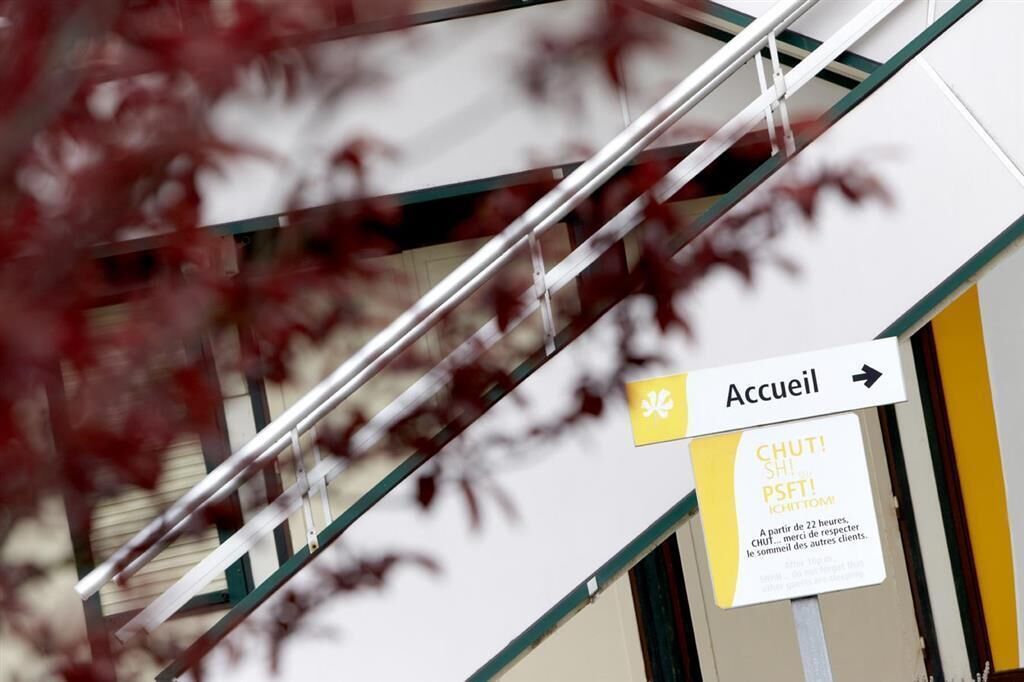 Un panneau indiquant « Accueil » et muni d’une flèche directionnelle, signalant l’emplacement de la réception.