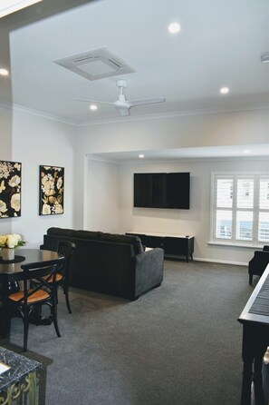 Smart TV - CocoBrew Boutique Apartments (Rockhampton)