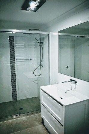 Shower, rainfall showerhead, free toiletries, hair dryer - CocoBrew Boutique Apartments (Rockhampton)