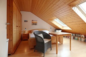 2 bedrooms, travel cot, WiFi