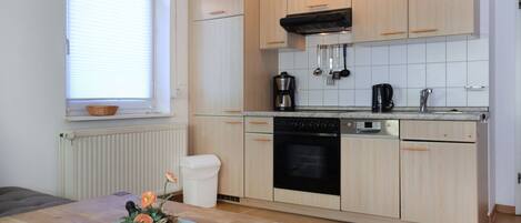 ثلاجة، ميكروويف، فرن، غسالة أطباق