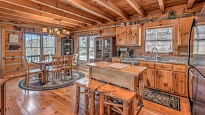 Cabin, 4 Bedrooms | Private kitchen
