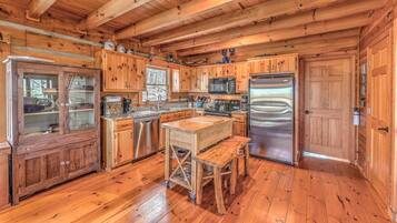 Cabin, 4 Bedrooms | Private kitchen | Fridge, microwave, stovetop, dishwasher