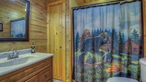 Cabin, 5 Bedrooms | Bathroom | Hair dryer, towels