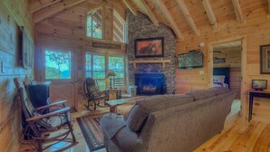 Chalet rustique, 2 chambres | Salle de séjour | Téléviseur