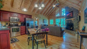 Chalet rustique, 2 chambres | Cuisine privée | Réfrigérateur, four à micro-ondes, surface de cuisson, lave-vaisselle