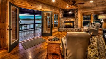 Cabin, 4 Bedrooms | Living room