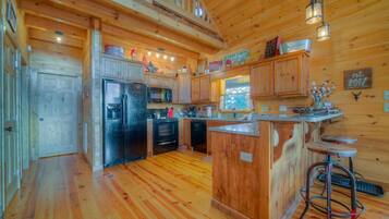 Cabin, 3 Bedrooms | Private kitchen | Fridge, microwave, stovetop, dishwasher