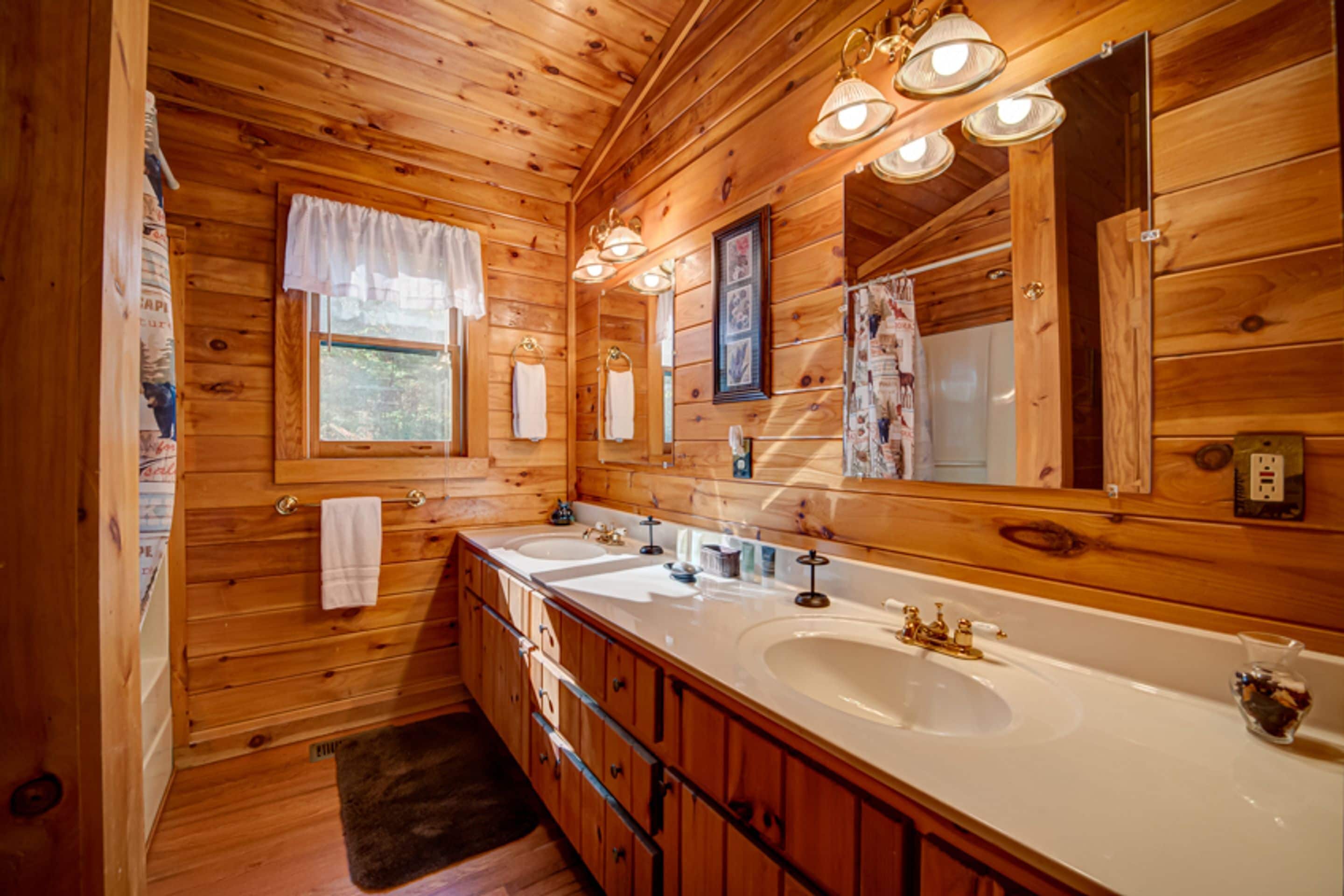 Cabin, 3 Bedrooms | Bathroom | Hair dryer, towels