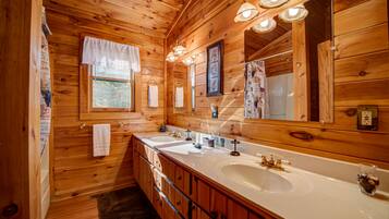 Cabin, 3 Bedrooms | Bathroom | Hair dryer, towels