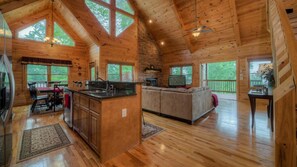 Cabaña, 3 habitaciones | Cocina privada | Frigorífico, microondas, placa de cocina y lavavajillas