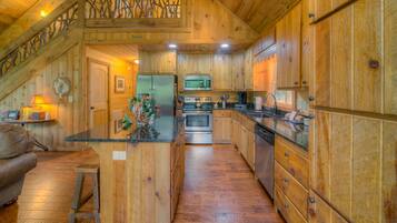 Cabin, 3 Bedrooms | Private kitchen | Fridge, microwave, stovetop, dishwasher