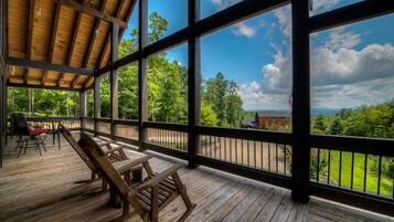 Chalet rustique, 3 chambres | Balcon