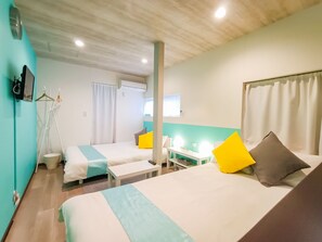 A hotel room with two beds, a desk, and a chair. - Sakura Villa Osaka (Osaka)