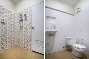 Standard Double Room | Bathroom | Shower, towels, soap, shampoo