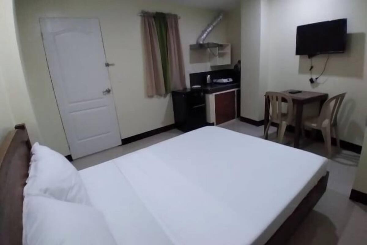 Desk, rollaway beds, free WiFi