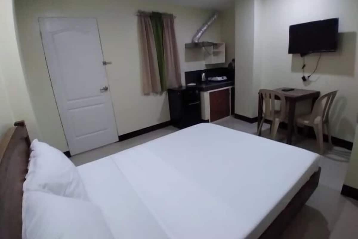 Desk, rollaway beds, free WiFi