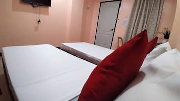 华丽双床房 | 办公桌、折叠床/加床(额外收费)、免费 WiFi