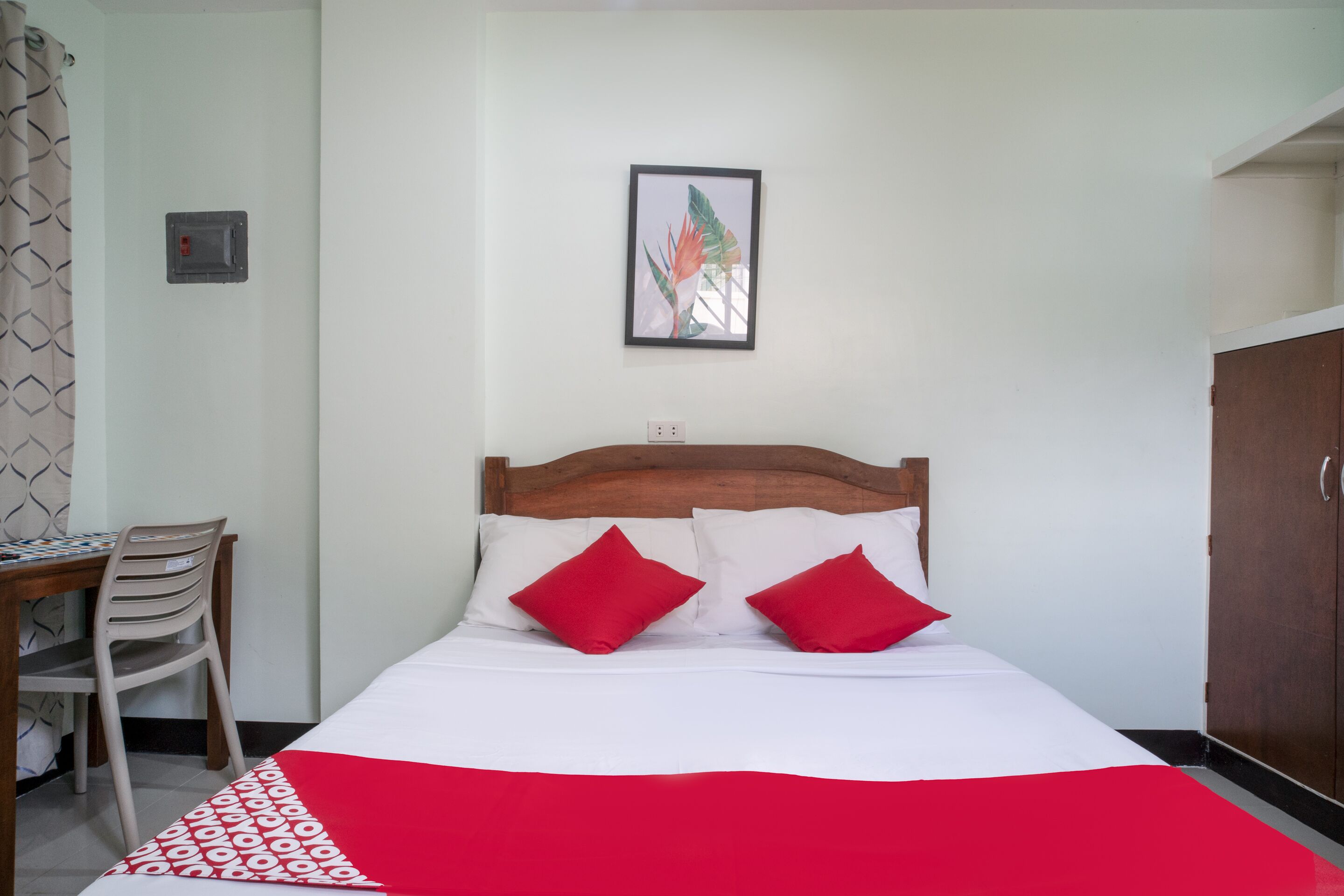 Desk, rollaway beds, free WiFi