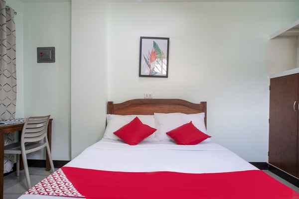 Desk, rollaway beds, free WiFi