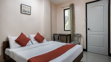 Desk, rollaway beds, free WiFi